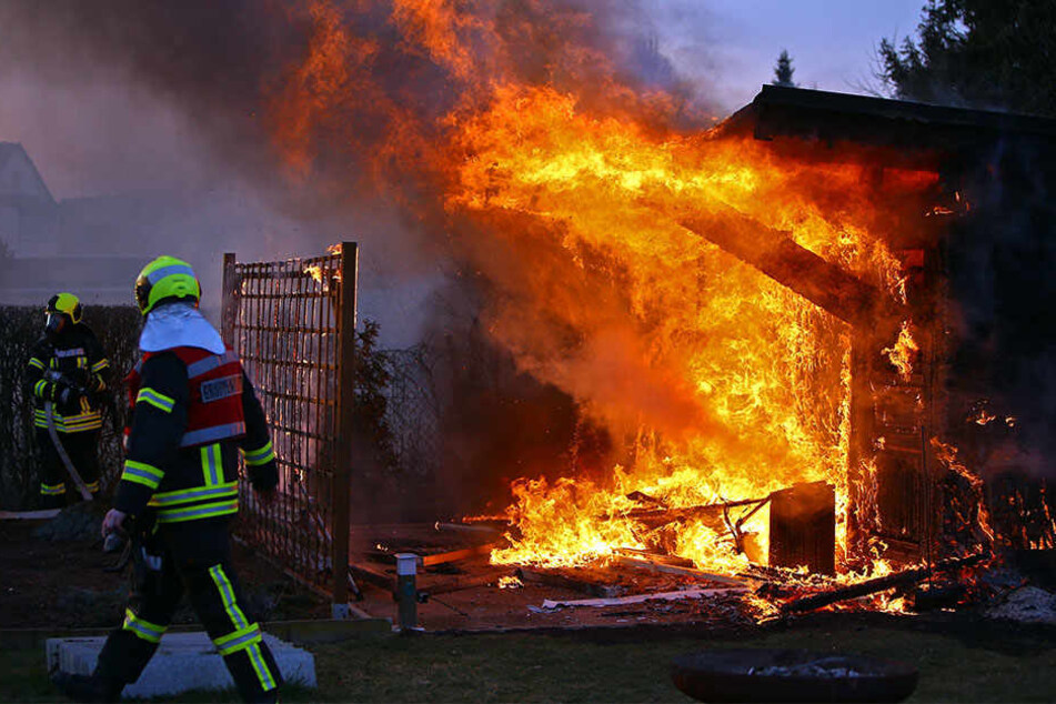 Die Gartenlaube stand komplett in Flammen.