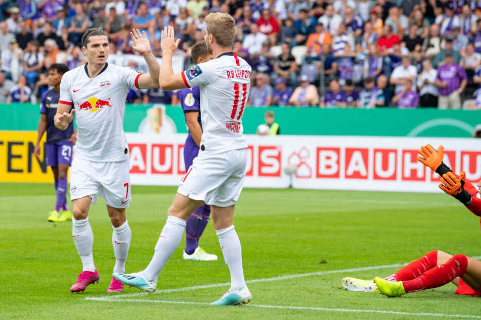 Beim 1:0 für RB ließ Osnabrücks Torhüter Nils Körber (r.) den Ball nach vorn abtropfen, Timo Werner (M.) scheiterte im Nachschuss am Schlussmann, Marcel Sabitzer (l.) machte es besser.