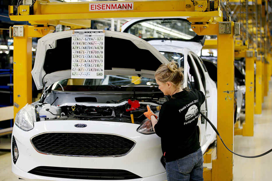 Eine Mitarbeiterin werkelt an einem Ford Fiesta in Köln (Archiv)
