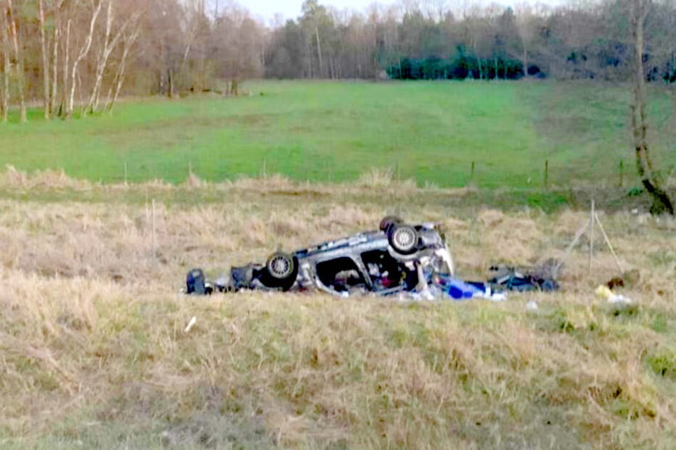 Ein BMW ist von der A2 abgekommen und hat sich überschlagen.