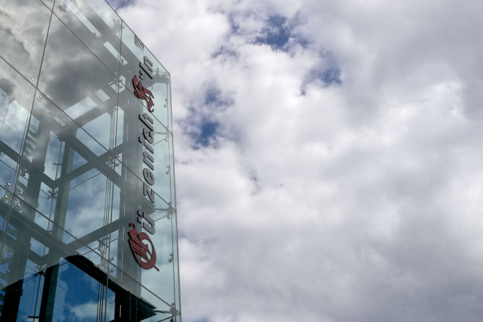 Der Schriftzug am Aufzug des Gürzenich in der Kölner Innenstadt.