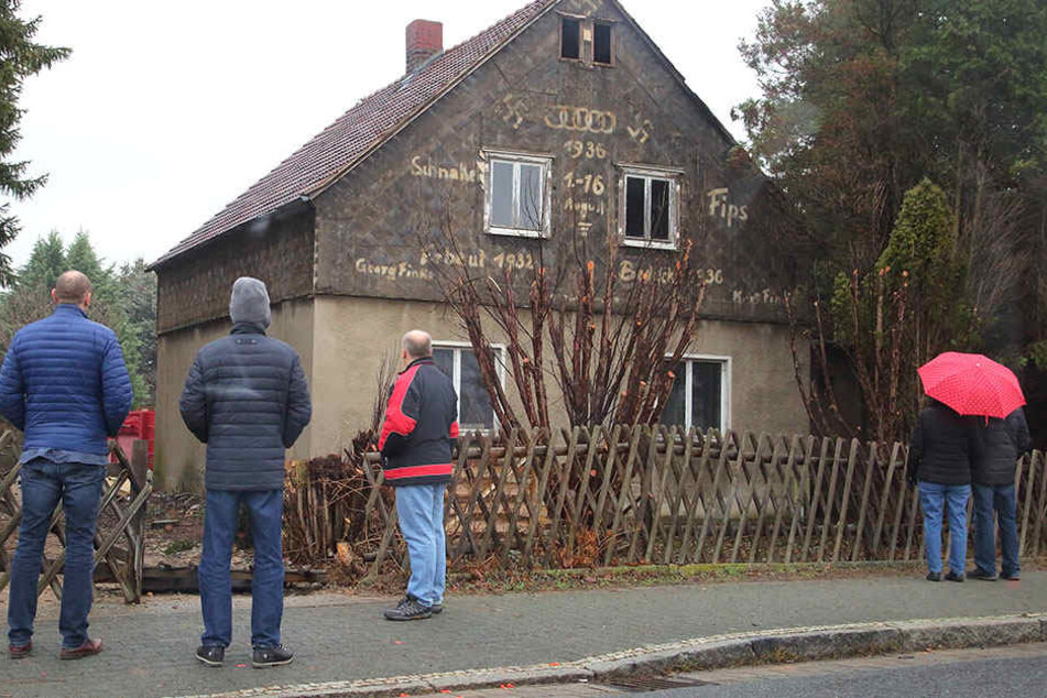 Den ganzen Tag strömten Neugierige herbei, um das seltsame Haus zu bestaunen.