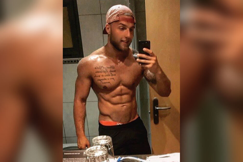 Filip Pavlovic posiert mit Sixpack vor einem Spiegel.