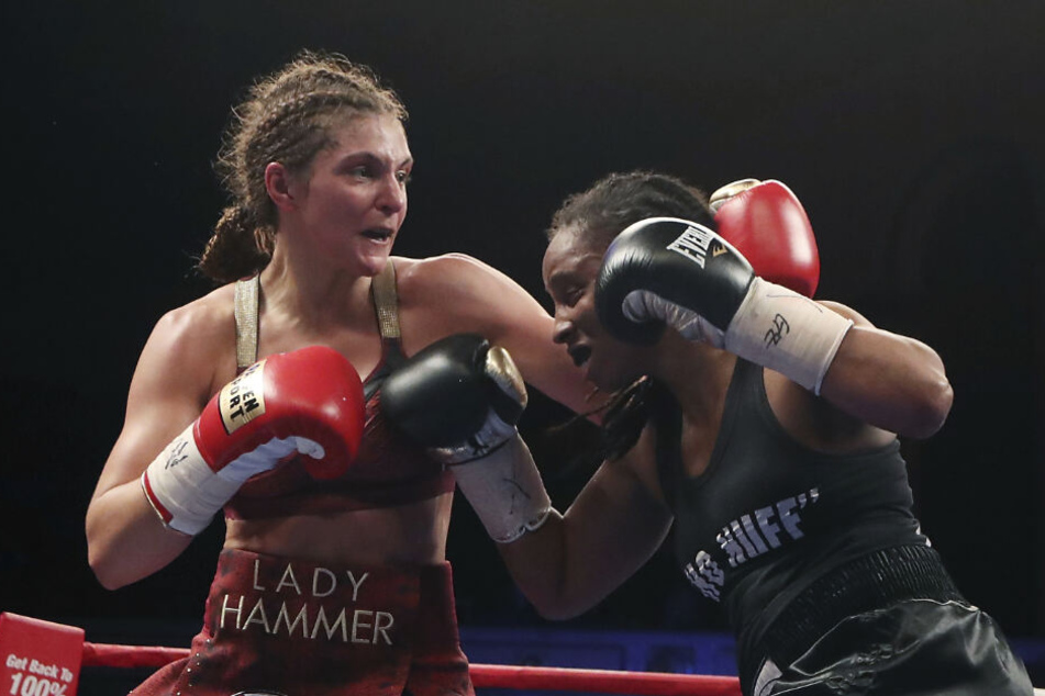 Christina Hammer (l.) boxt gegen Tori Nelson aus den USA bei der Weltmeisterschaft der WBO und WBC im Mittelgewicht (Archivbild).