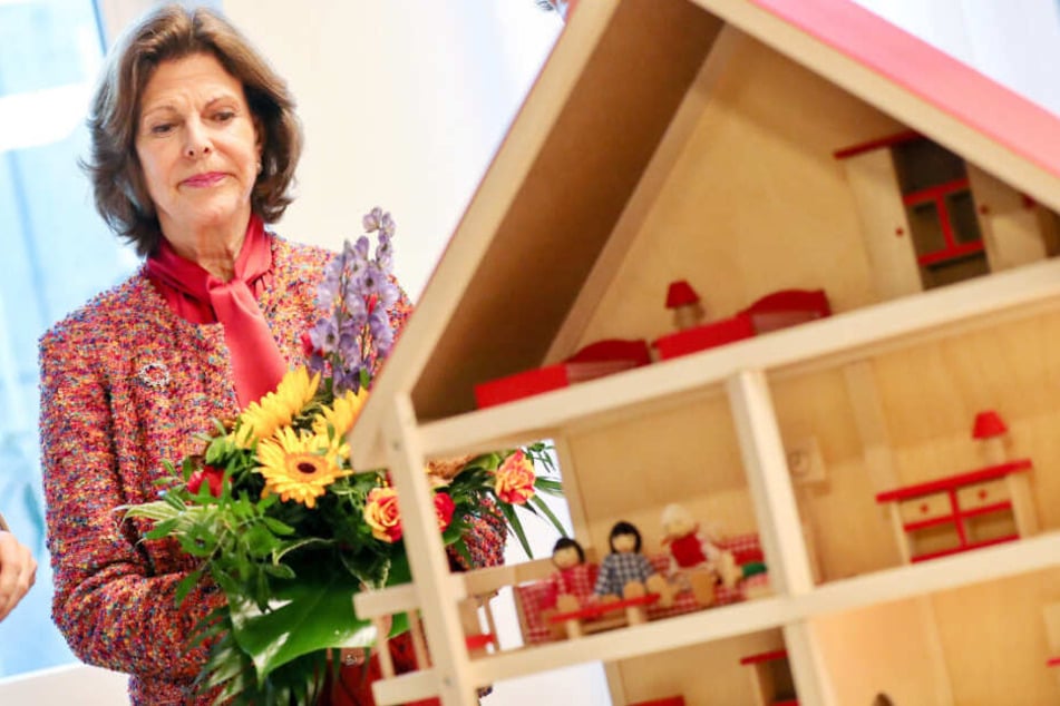 September 2018: Königin Silvia besichtigt die Räume des ersten deutschen Childhood-Hauses in Leipzig.