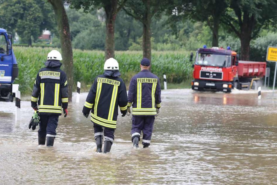 Die Feuerwehr in Hildesheim schlägt Alarm: Das Wasser in der niedersächsischen Domstadt steigt wieder.