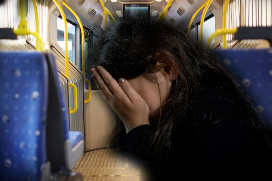 Der Mann habe sich plötzlich neben dem Mädchen gesetzt und begonnen, sie zu belästigen. (Symbolbild)