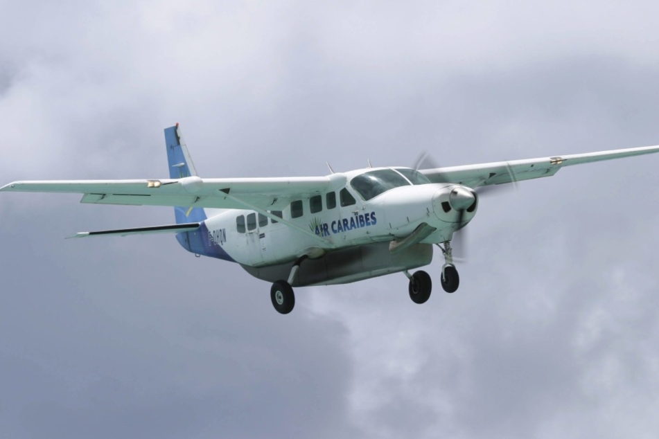 Bei einem schlimmen Flugzeugunglück starben 5 Menschen.