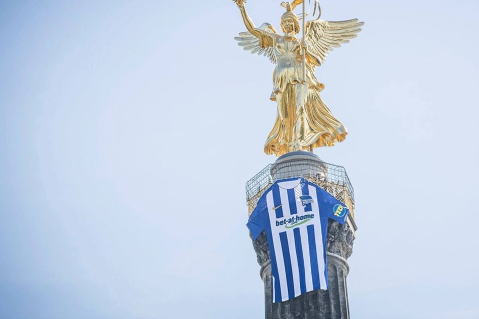 Ein gigantisches Hertha-Trikot hängt an der Siegessäule.