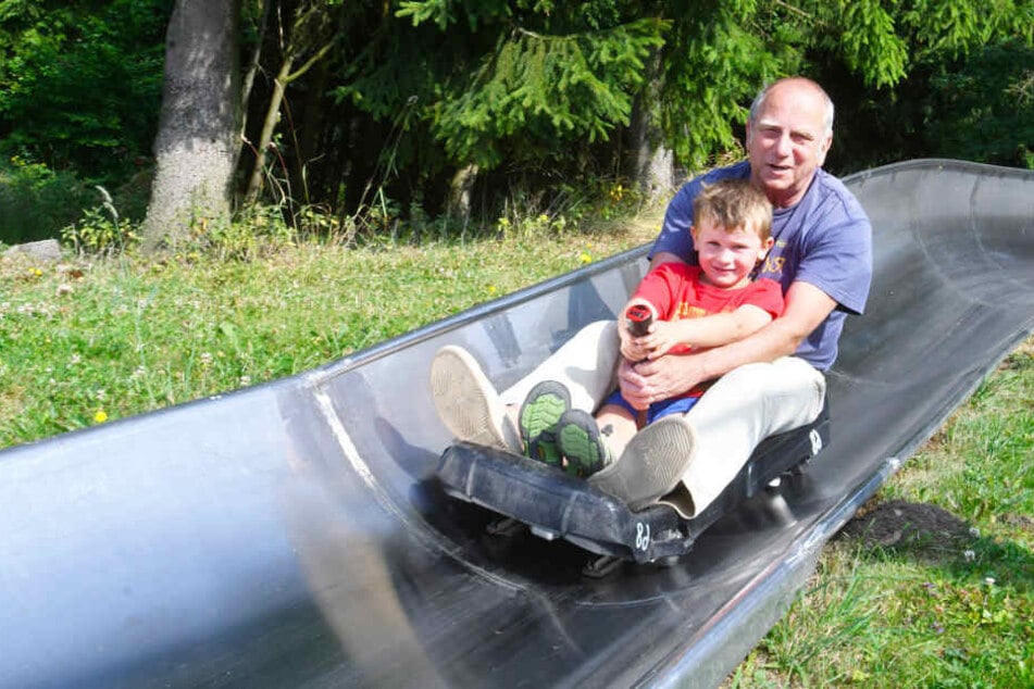 Ob allein oder zu zweit – die Sommerrodelbahn Altenberg bietet Spaß für Alle.
