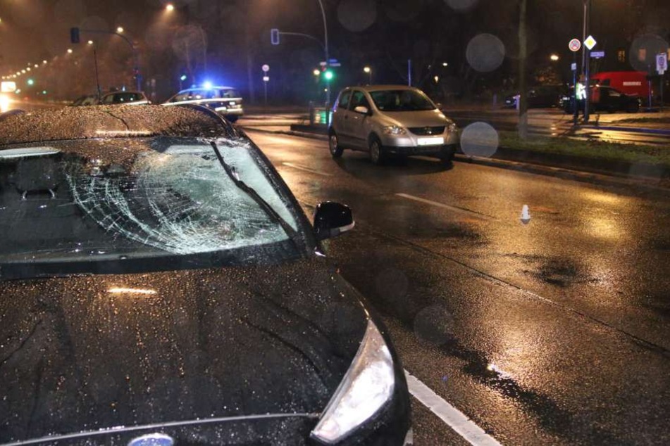 Die Polizei sperrte die Neuköllner Straße nach dem Unfall.