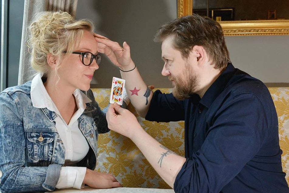 Für die Gesundheitswette: Janine Teetz (29) trainiert mit Mentalist Nico Haupt (39) den Kartentrick.