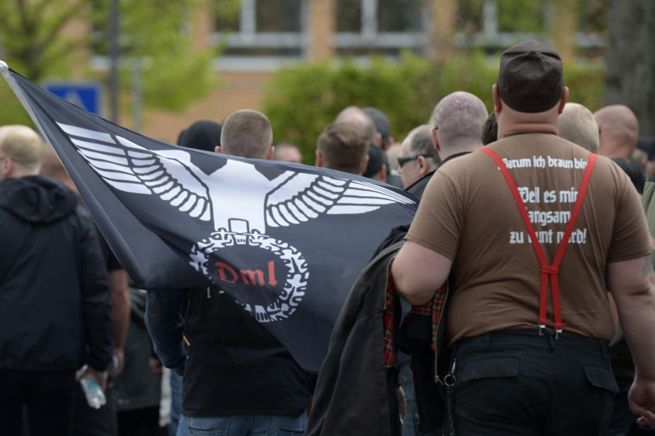 Teilnehmer eines Aufmarsches der rechtsextremen Gruppierung "Der dritte Weg" gehen in Saalfeld (Thüringen) durch die Stadt (Archiv).