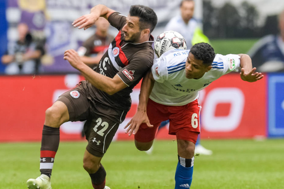 Treffen im März erneut aufeinander: St. Paulis Cenk Sahin (links) und Douglas Santos vom HSV.