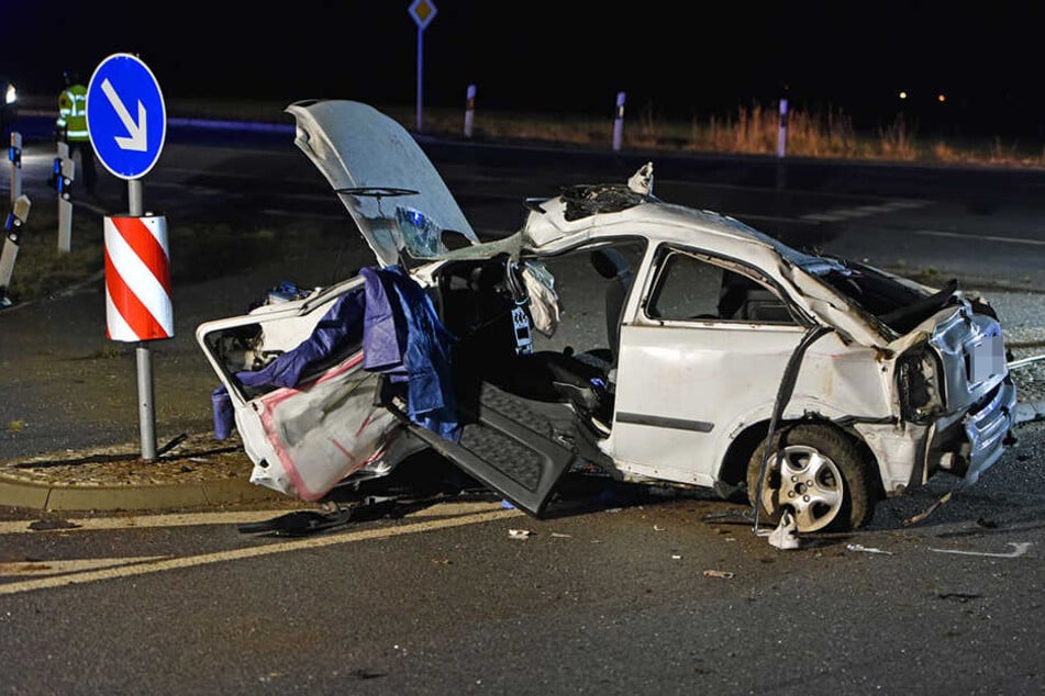 Der Opel wurde bei dem Unfall völlig zerstört.