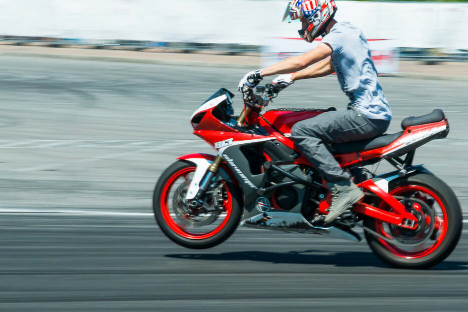 Ein junger Mann hat ein Motorrad gestohlen und damit eine wilde Fahrt hingelegt (Symbolfoto).
