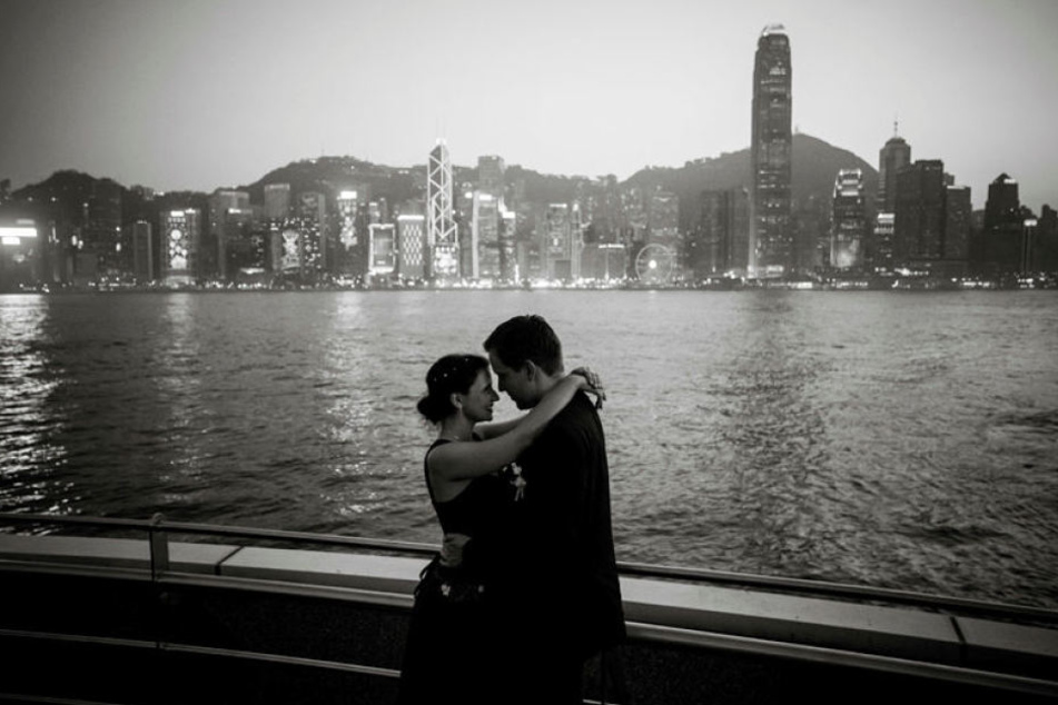 Die Welt, wie sie Linda durch ihre Kamera sieht: Eine innige Umarmung vor der Skyline Hongkongs.
