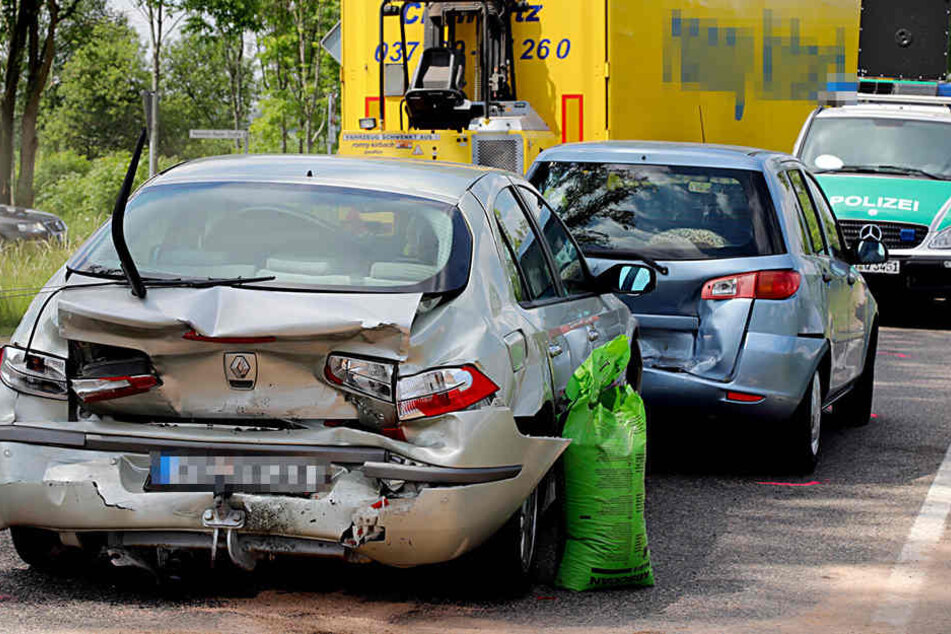 Drei Autos wurden durch den VW zusammengeschoben.