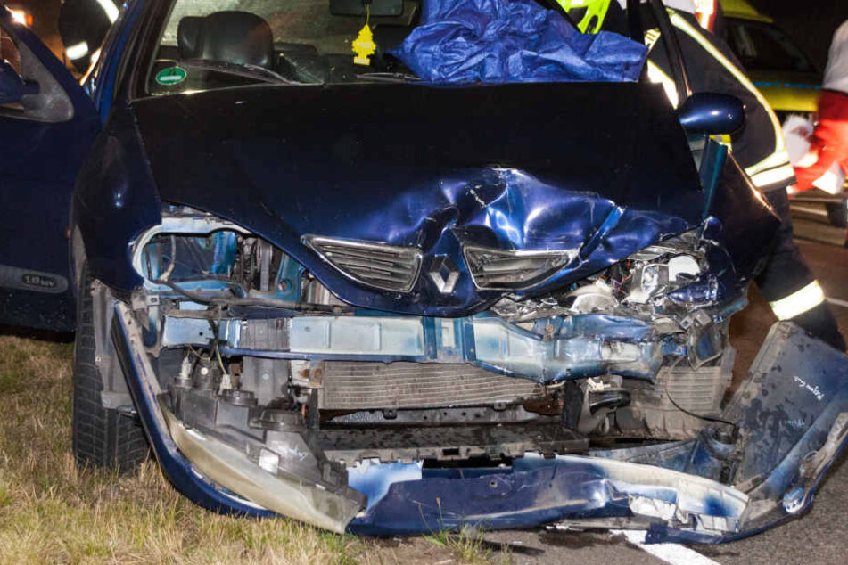 Der Frontbereich des Renault wurde bei dem Unfall vollkommen demoliert.