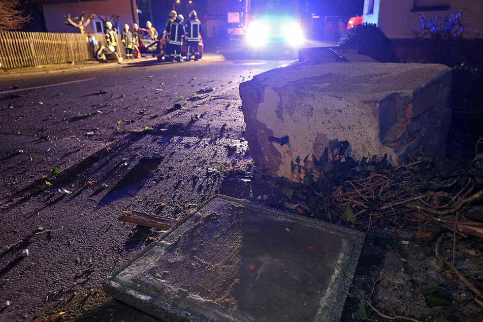 Der Aufprall war so heftig, dass die Betonmauer kaputt ging.