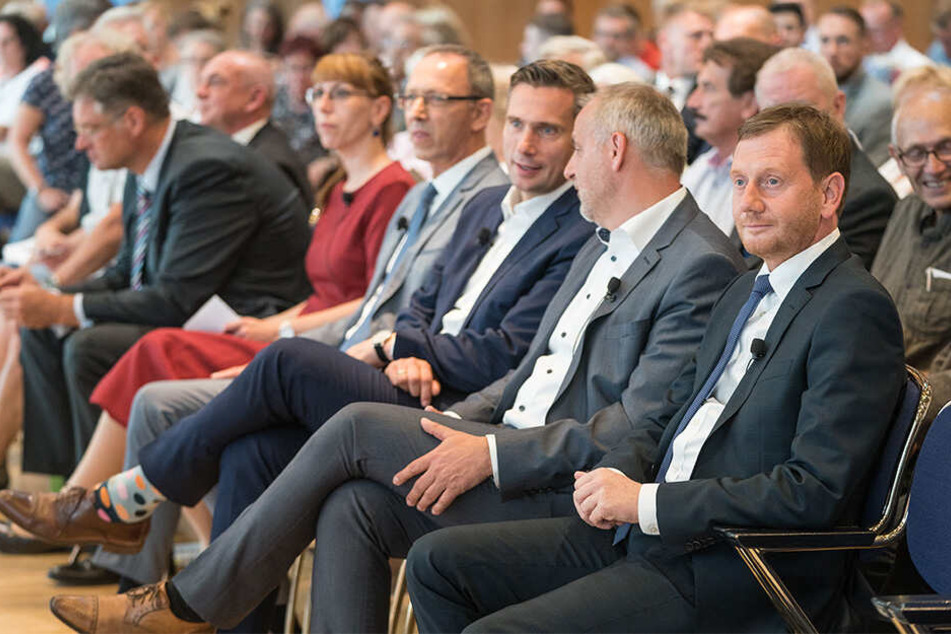 Vor Beginn entspannt in einer Reihe (v.l.): Holger Zastrow (50, FDP), Katja Meier (39, Grüne), Jörg Urban (56, AfD), Martin Dulig (45, SPD) und Rico Gebhardt (56, Linke).