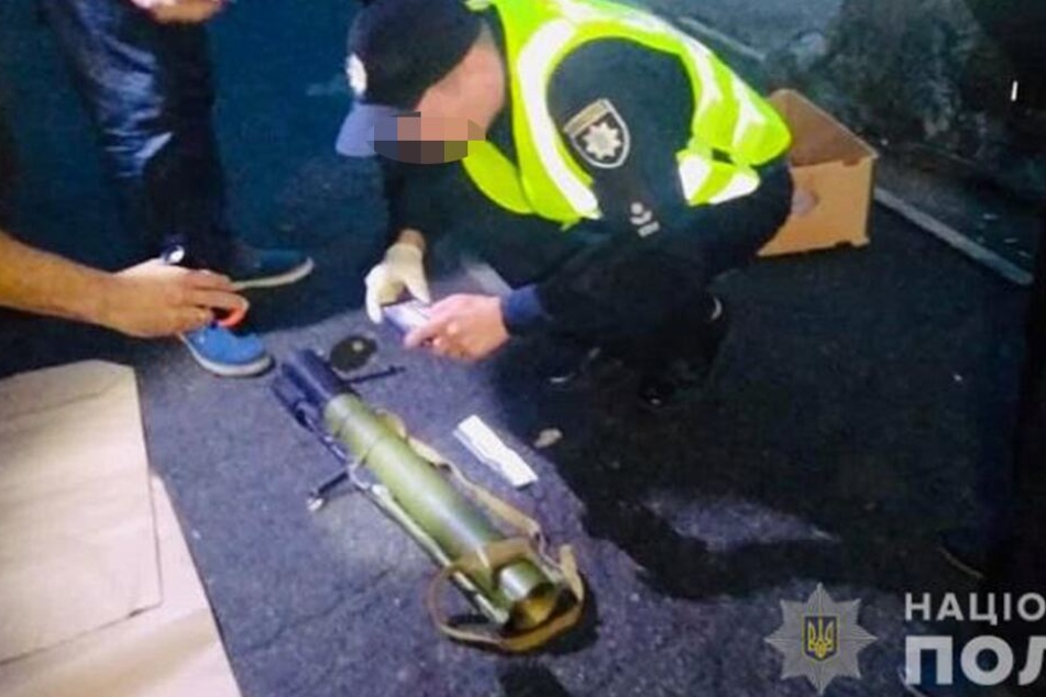 Der Granatwerfer wird von der Polizei fotografiert.