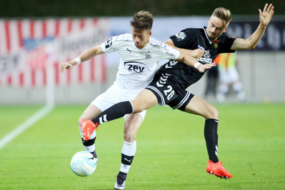 Patrick Göbel vom FSV im Zweikampf mit Großaspachs Lucas Röser.