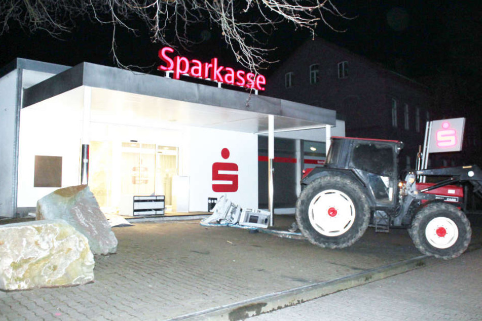Den Tresor ließen die dreisten Dieben auf der Straße ungeöffnet zurück.