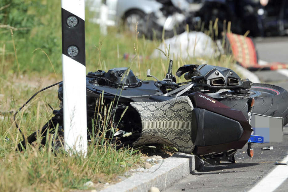 Der Motorradfahrer wurde bei dem Unfall schwer verletzt. (Symbolbild)