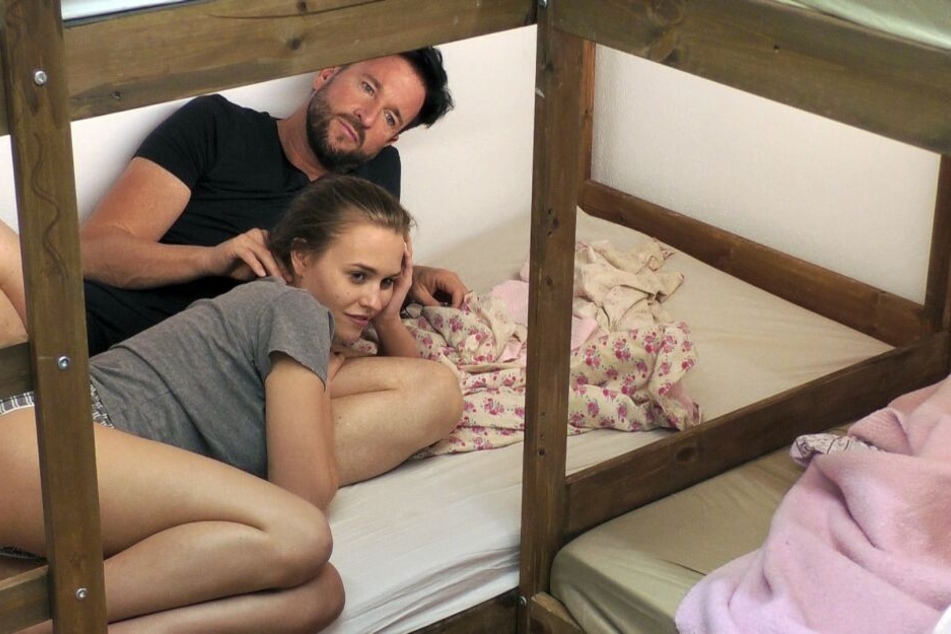 Michael Wendler (47) und seine Laura (19) schmusen im Sommerhaus, was das Zeug hält.