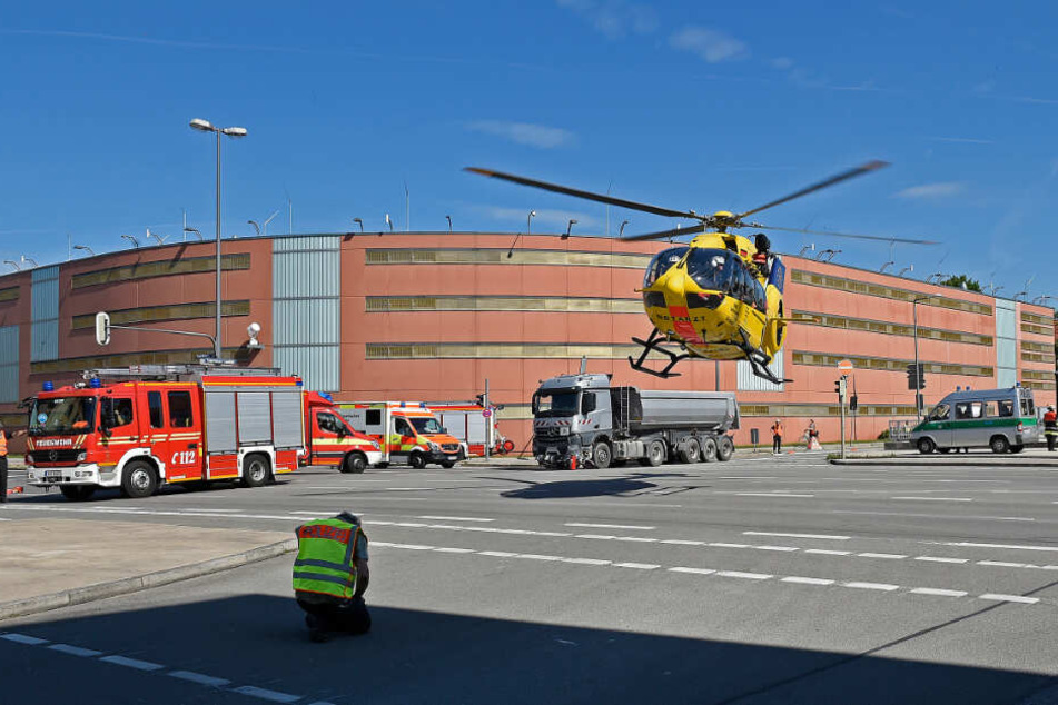 Ein Rettungshubschrauber landete im Kreuzungsbereich. Für den Motorradfahrer kam jede Hilfe zu spät.