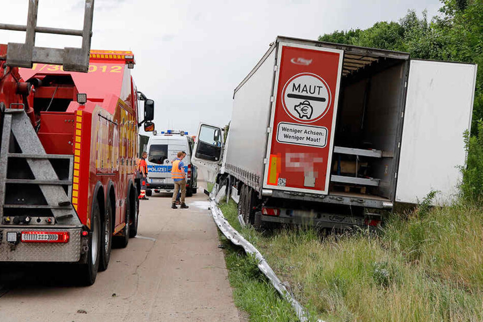 Der LKW blieb zwischen Leitplanke und Böschung hängen.