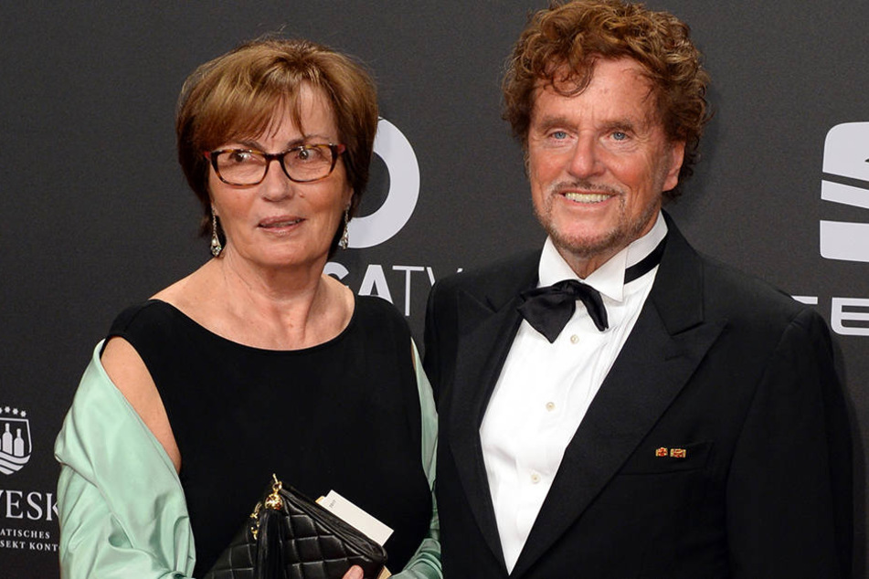 Regisseur Dieter Wedel und seine Partnerin Uschi Wolters bei der Verleihung der Goldenen Kamera 2017 in Hamburg.