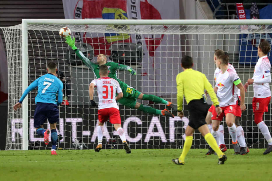 Da kann er sich strecken, wie er will: Keeper Peter Gulacsi kann das Gegentor durch einen Freistoß von Domenico Criscito nicht verhindern.