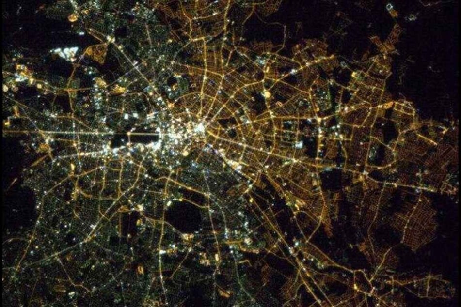 Der Mauerverlauf ist auf dem aus 400 Kilometer Höhe aufgenommenen Foto deutlich zu erkennen.