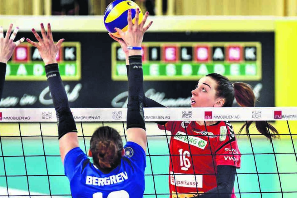 DSC-Kapitän Katharina Schwabe (r.) im Angriff gegen Wiesbadens Morgen Bergren.