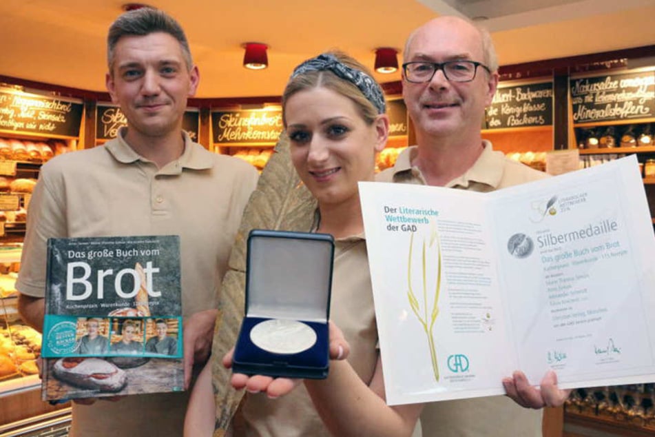 Alexander Schmidt, Marie-Thérèse und Arno Simon (von links) präsentieren stolz ihre gewonnene Silbermedaille.