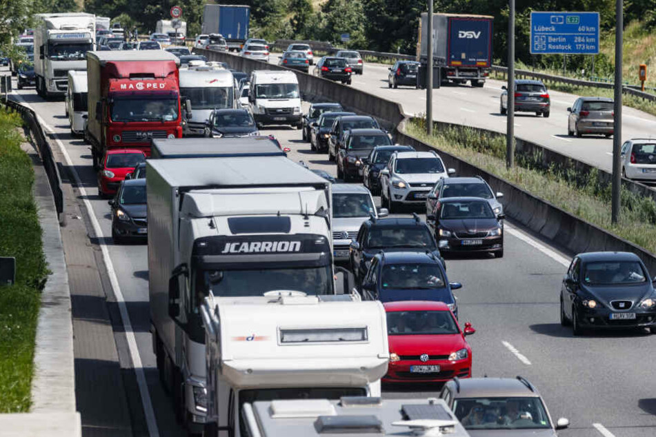 Die A 1 in Richtung Köln ist nach einem Verkehrsunfall gesperrt.