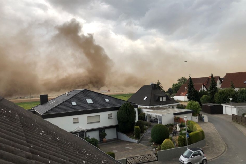 Angsteinflößend: Der Sandsturm wirbelt über die Felder der Gemeinde.