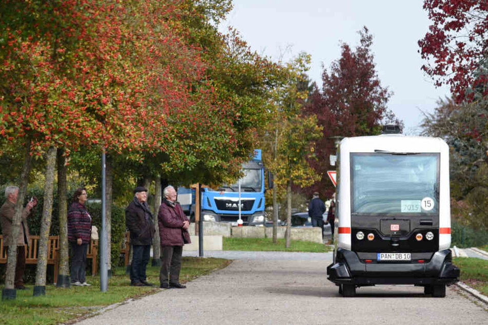 Großes Staunen: Hier fährt Deutschlands erster fahrerloser E-Bus.