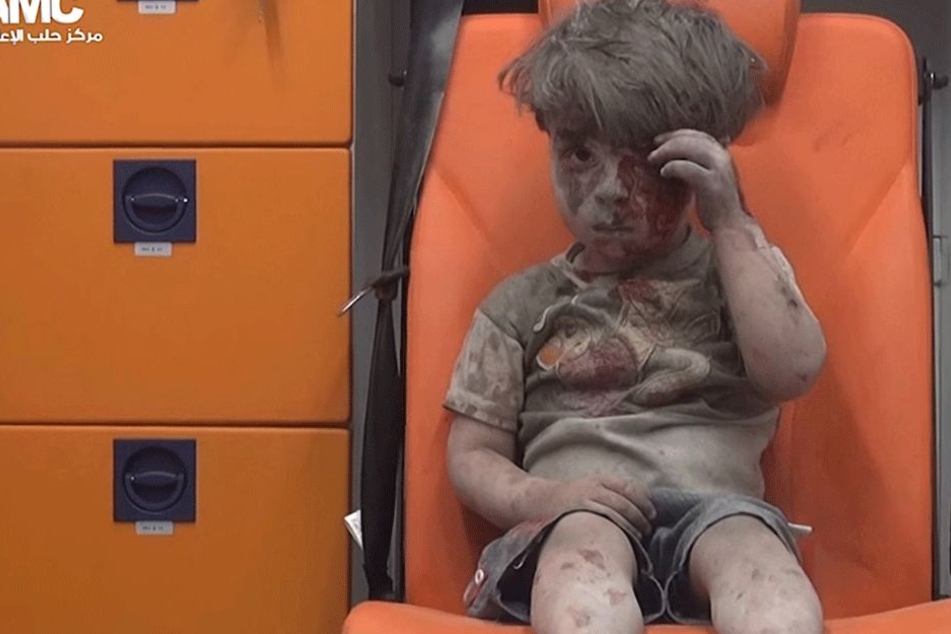 Der Videograb aus einem Handout-Video der syrischen Aktivistengruppe Aleppo Media Center zeigt den vierjährigen Omran mit blutverschmiertem Gesicht.