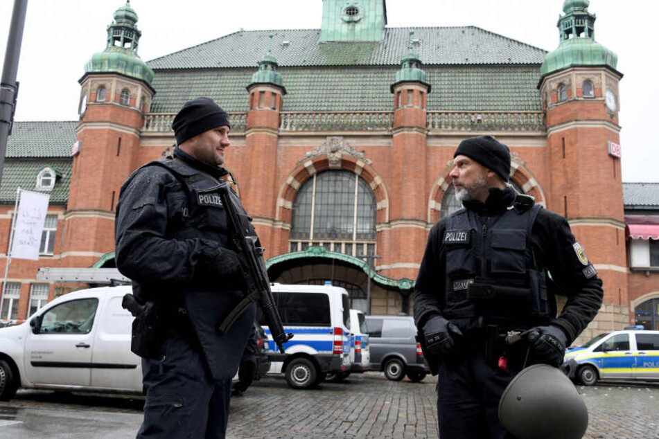 Polizisten stehen nach einer Bombendrohung vor dem Lübecker Hauptbahnhof.