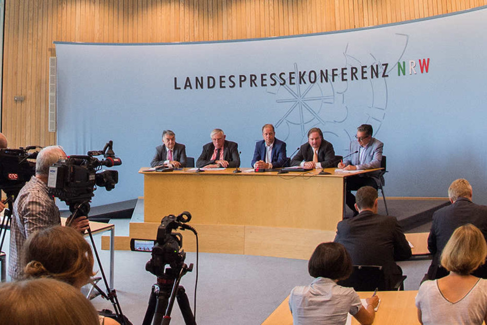 Bei der Pressekonferenz gab die neue Regierung bekannt, dass sie über eine Milliarde an Schulden aufbauen wollen.