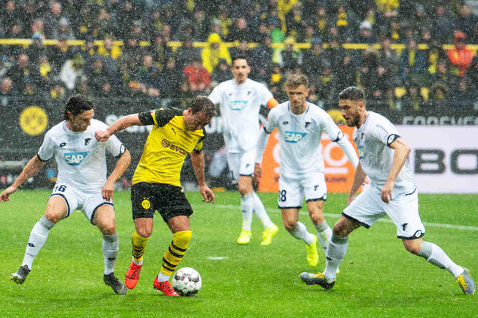 Dortmunds Mario Götze (Zweiter von links) verhinderte durch seine Abseitsstellung ein frühes 1:0 für den BVB, traf aber bei teils ekligem Wetter zum 2:0 kurz vor der Pause.