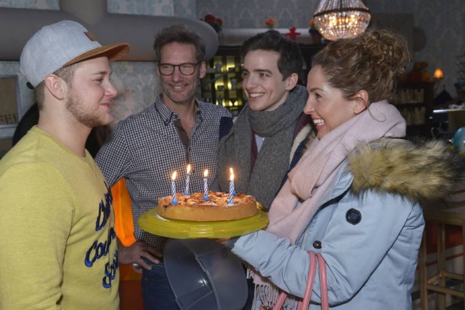 Ein Kuchen und erstmals ein "Happy Birthday"-Ständchen gab's für Geburtstagskind Jonas (l.)