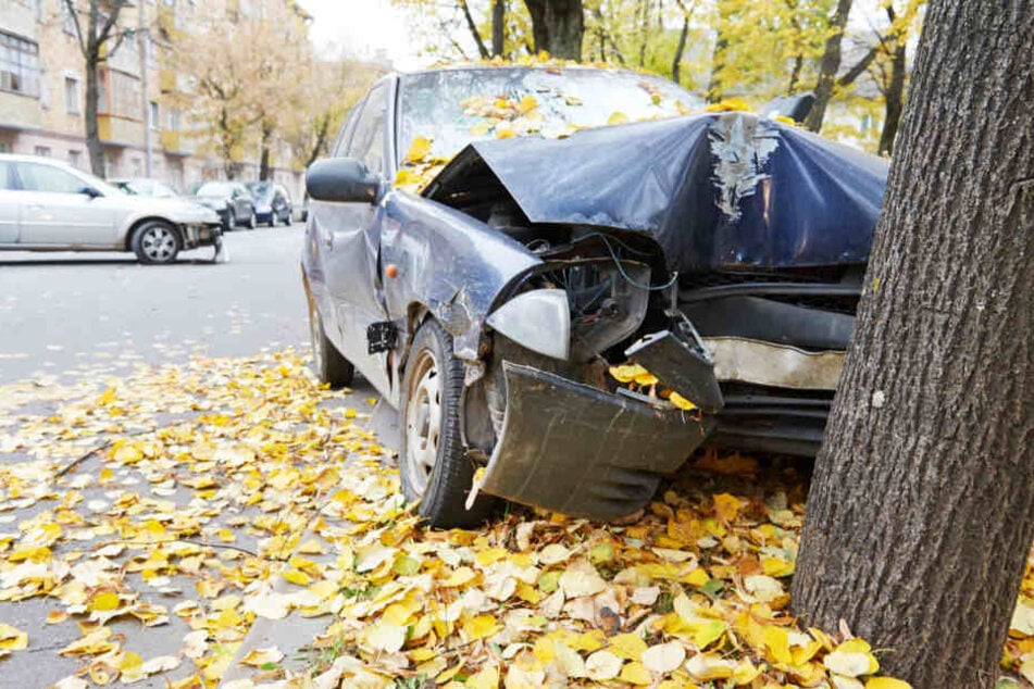 Mit dem geklauten Wagen krachte der Mann gegen einen Baum und verletzte sich schwer. (Symbolbild)