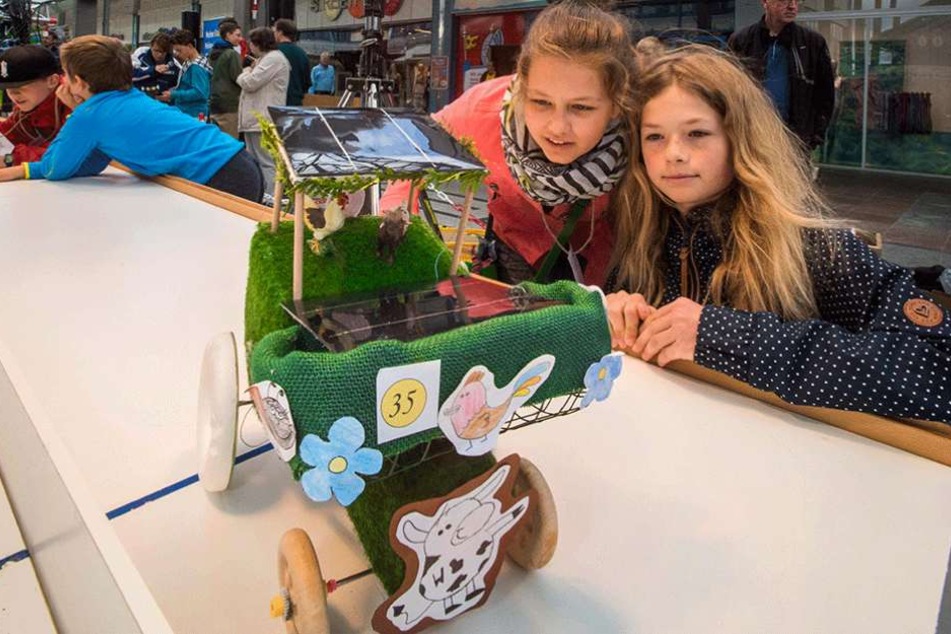 Angelina Böttger und Maja Hensge (beide 12) zeigen ihren Solar-Traktor.
