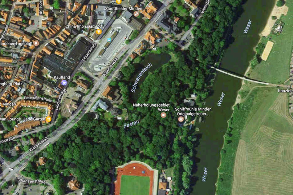 Die Leiche wurde in der Nähe des Schwanenteichs an der Böschung zur Bastau in Minden entdeckt.