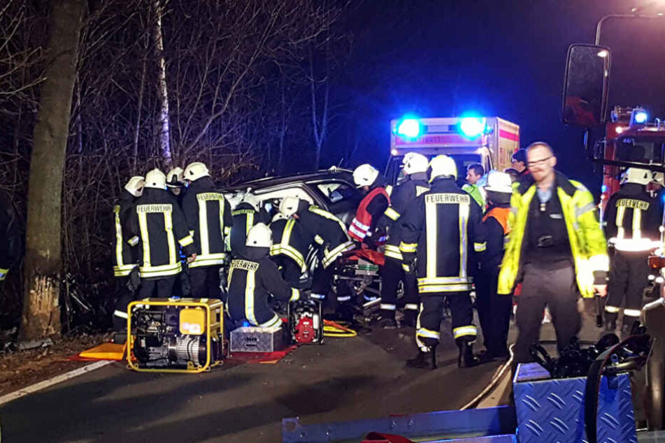 Der Mann (54) wurde im Wagen eingeklemmt, musste von der Feuerwehr befreit werden.