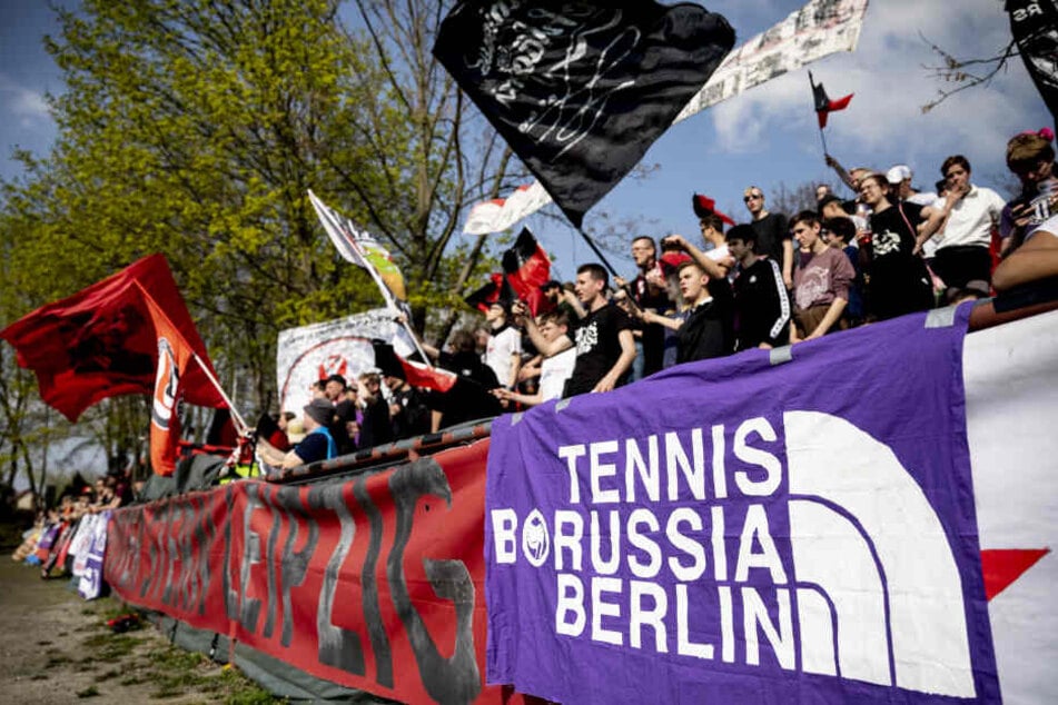 Exil-TeBe-Fans haben während ihrer bundesweiten "Caravan of Love"-Tour auch Roter Stern Leipzig besucht.